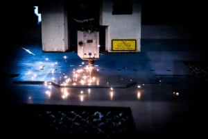 Cięcie laserowe metalu przy użyciu precyzyjnej technologii w nowoczesnej maszynie CNC.