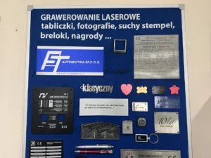 Grawerowane tabliczki i breloki z różnych materiałów, zastosowania w przemysłowych znakowaniach i nagrodach.