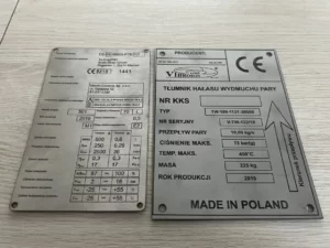 Tabliczki znamionowe ze stali nierdzewnej z oznaczeniami technicznymi, rok produkcji 2018, producent Vibroson.