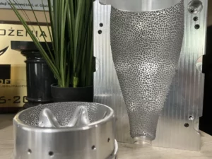 Teksturowana forma metalowa wykonana metodą teksturowania laserowego - przykład precyzyjnej obróbki powierzchni dostępnej w Oficynie. Prezentacja narzędzia ze specjalną teksturą wykonaną z najwyższą dokładnością.